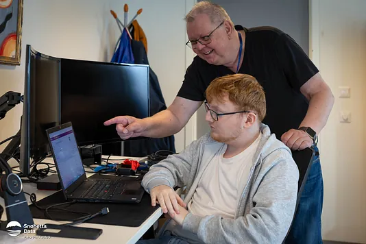 Morten i arbeid sammen med IT-konsulent Knut Bjørkmo. Foto: Per Kvalvik